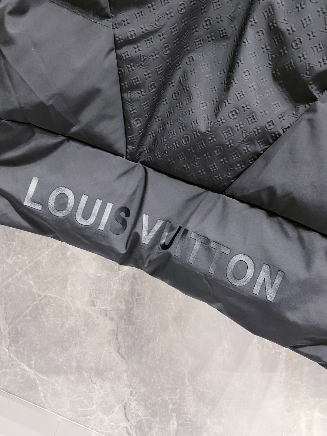 LOUIS*VUITTON 路易威登 FW2025秋冬新款羽绒服，Lv徽标压花钢印老花拼接连帽璀璨登场，