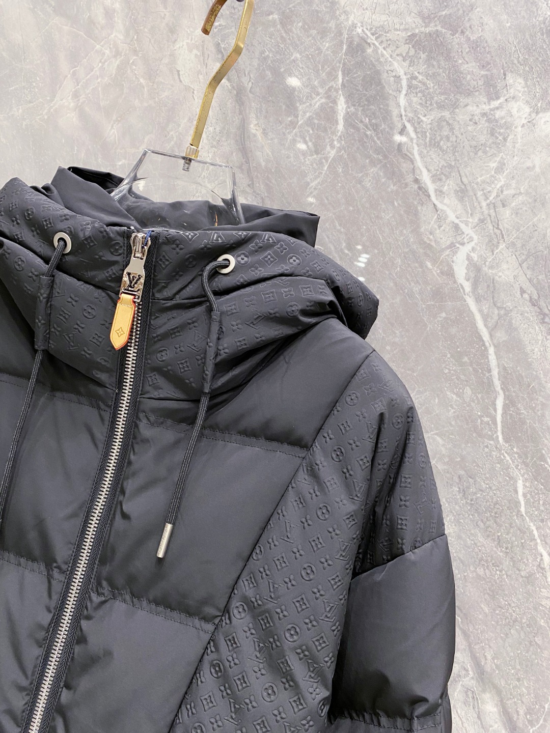 LOUIS*VUITTON 路易威登 FW2025秋冬新款羽绒服，Lv徽标压花钢印老花拼接连帽璀璨登场，