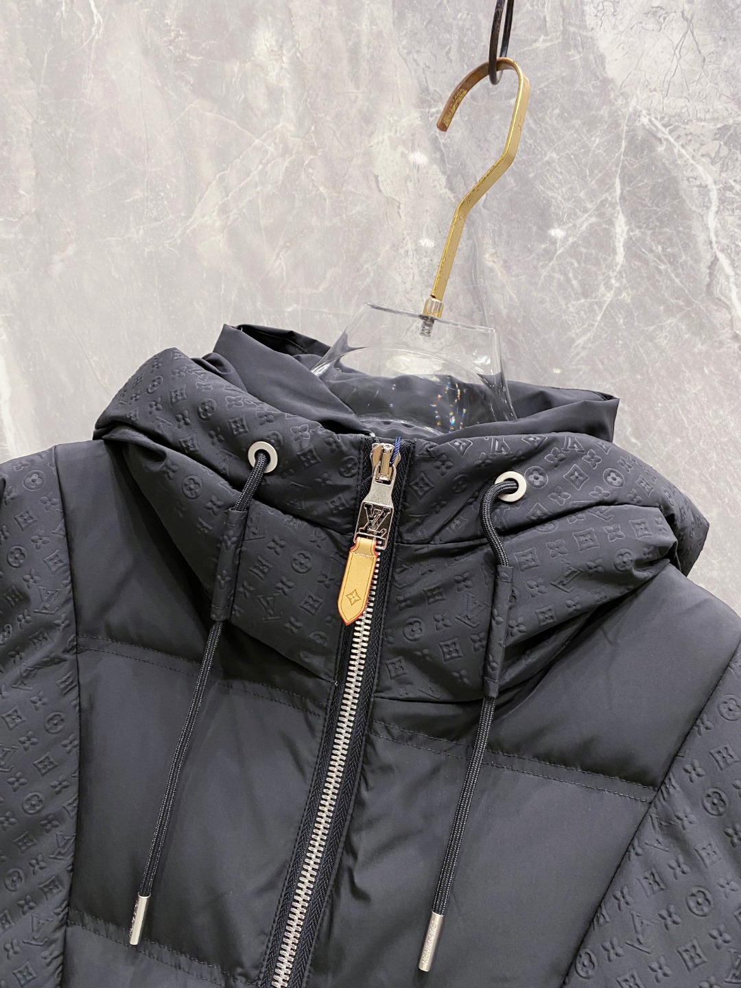 LOUIS*VUITTON 路易威登 FW2025秋冬新款羽绒服，Lv徽标压花钢印老花拼接连帽璀璨登场，