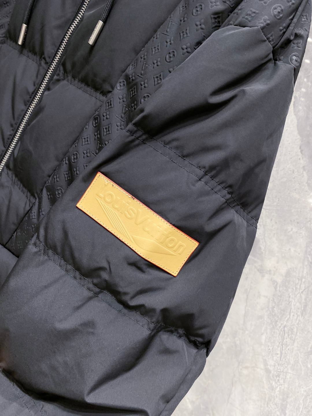 LOUIS*VUITTON 路易威登 FW2025秋冬新款羽绒服，Lv徽标压花钢印老花拼接连帽璀璨登场，