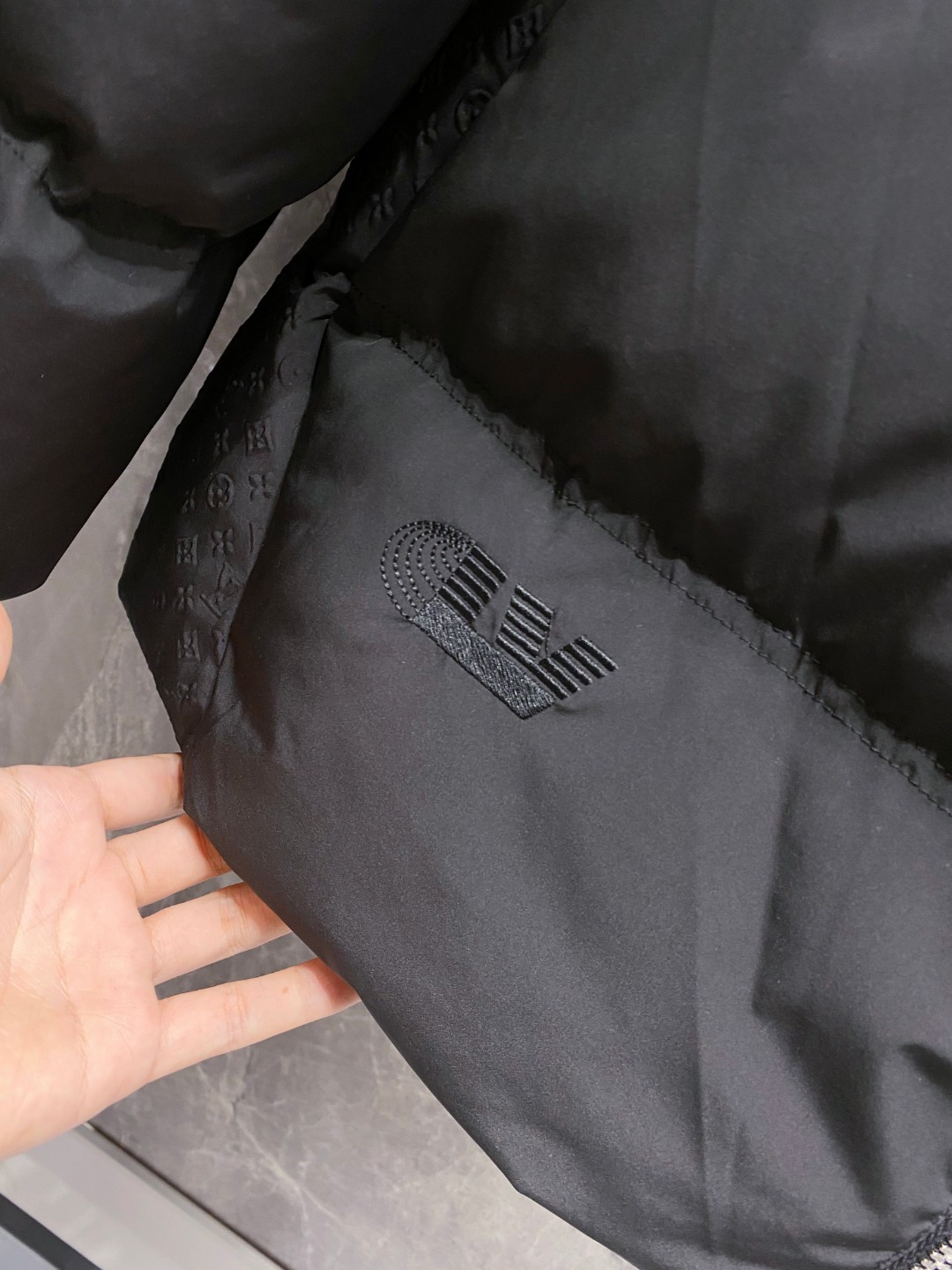 LOUIS*VUITTON 路易威登 FW2025秋冬新款羽绒服，Lv徽标压花钢印老花拼接连帽璀璨登场，