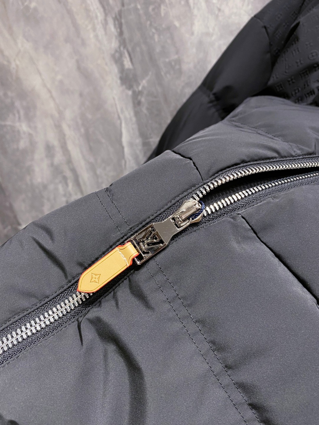 LOUIS*VUITTON 路易威登 FW2025秋冬新款羽绒服，Lv徽标压花钢印老花拼接连帽璀璨登场，