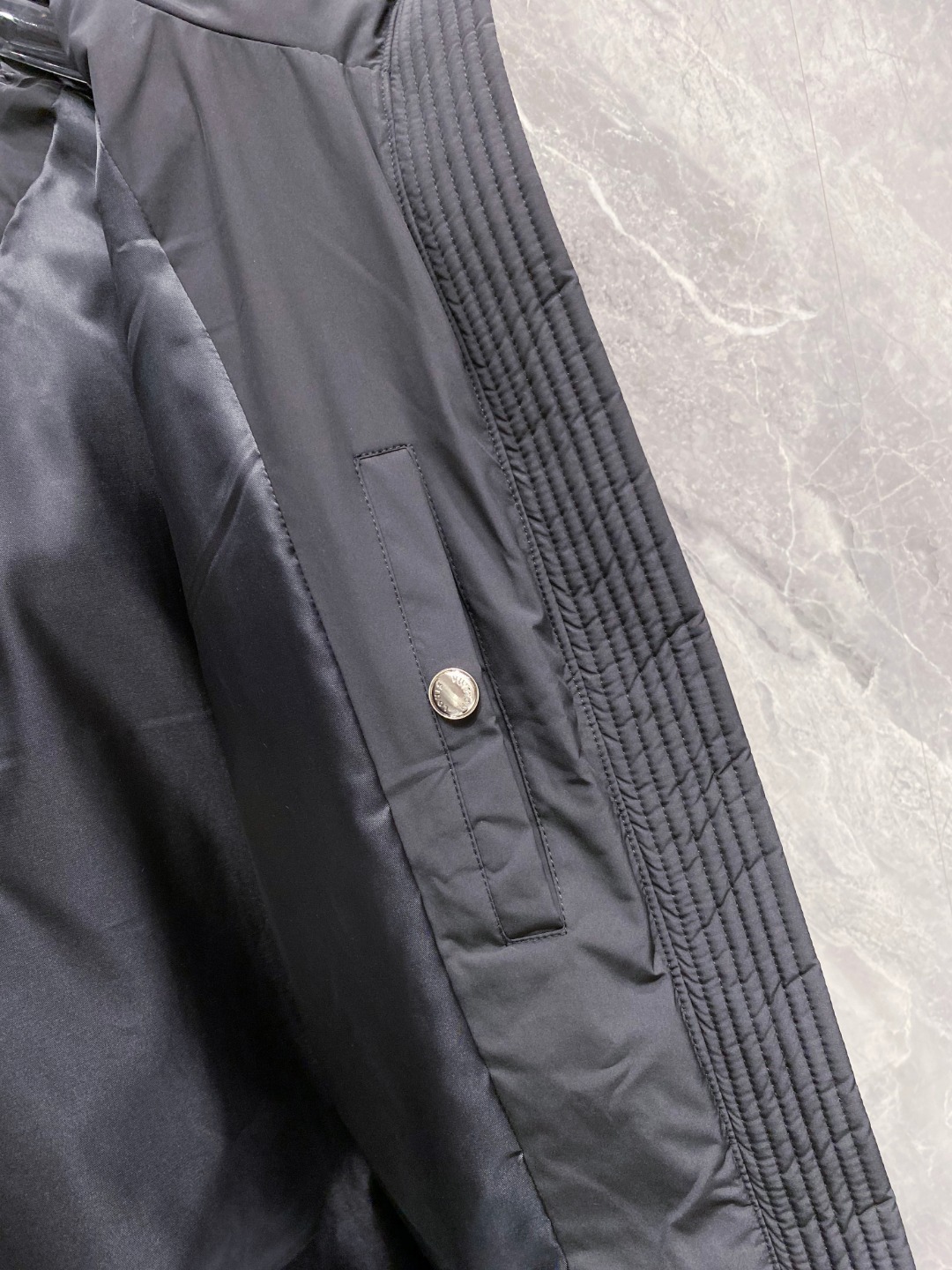 LOUIS*VUITTON 路易威登 FW2025秋冬新款羽绒服，Lv徽标压花钢印老花拼接连帽璀璨登场，