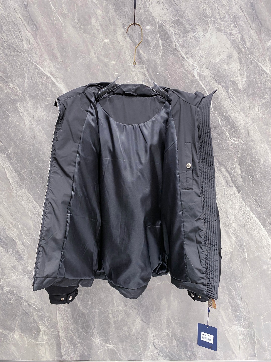 LOUIS*VUITTON 路易威登 FW2025秋冬新款羽绒服，Lv徽标压花钢印老花拼接连帽璀璨登场，