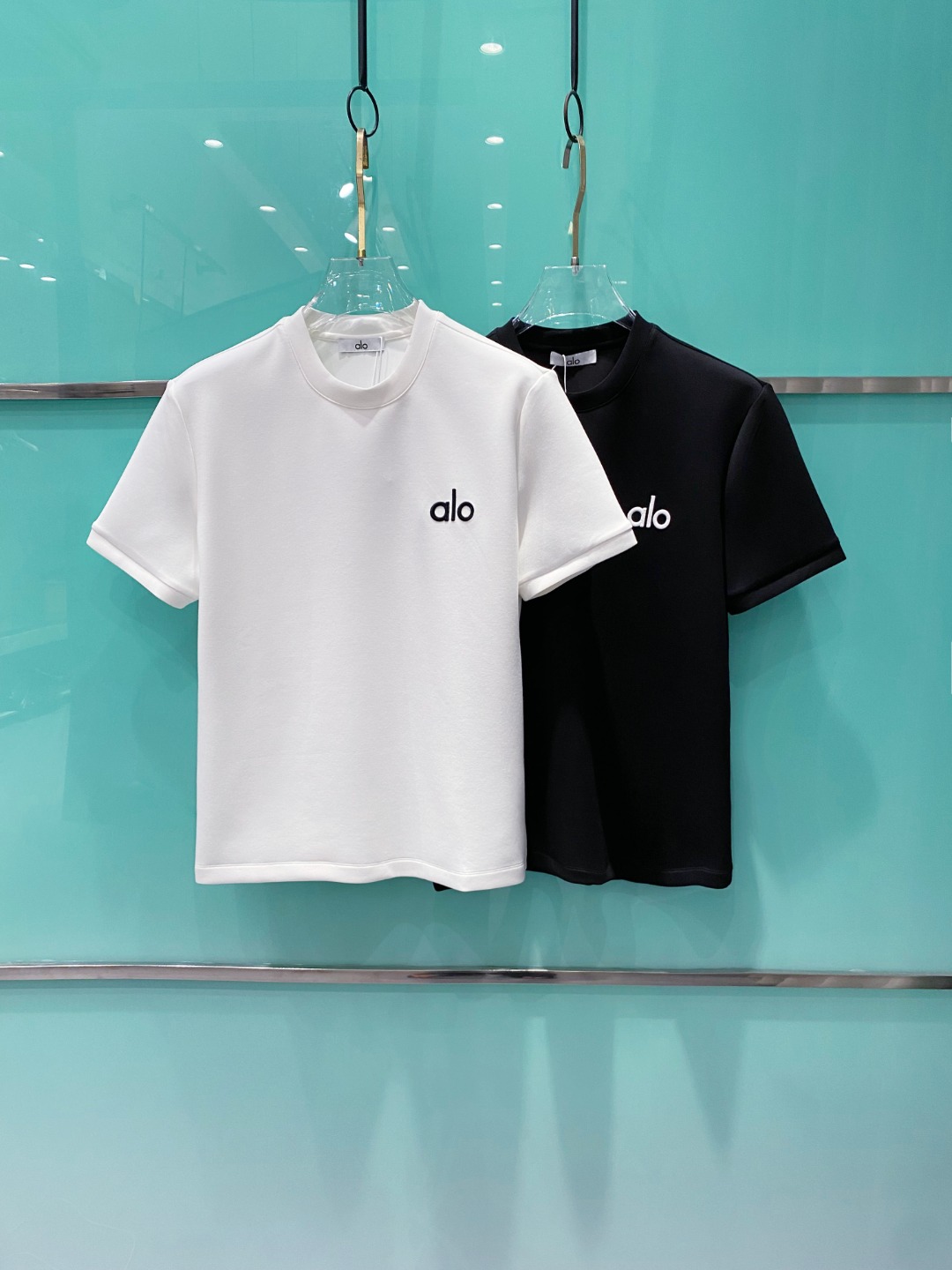 alo 2025秋冬太空棉字母刺绣logo时尚百搭打底圆领短袖衫，精致工艺面料，顶级元素融合打造，经典短