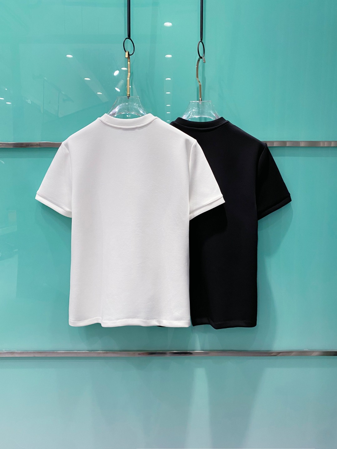 alo 2025秋冬太空棉字母刺绣logo时尚百搭打底圆领短袖衫，精致工艺面料，顶级元素融合打造，经典短