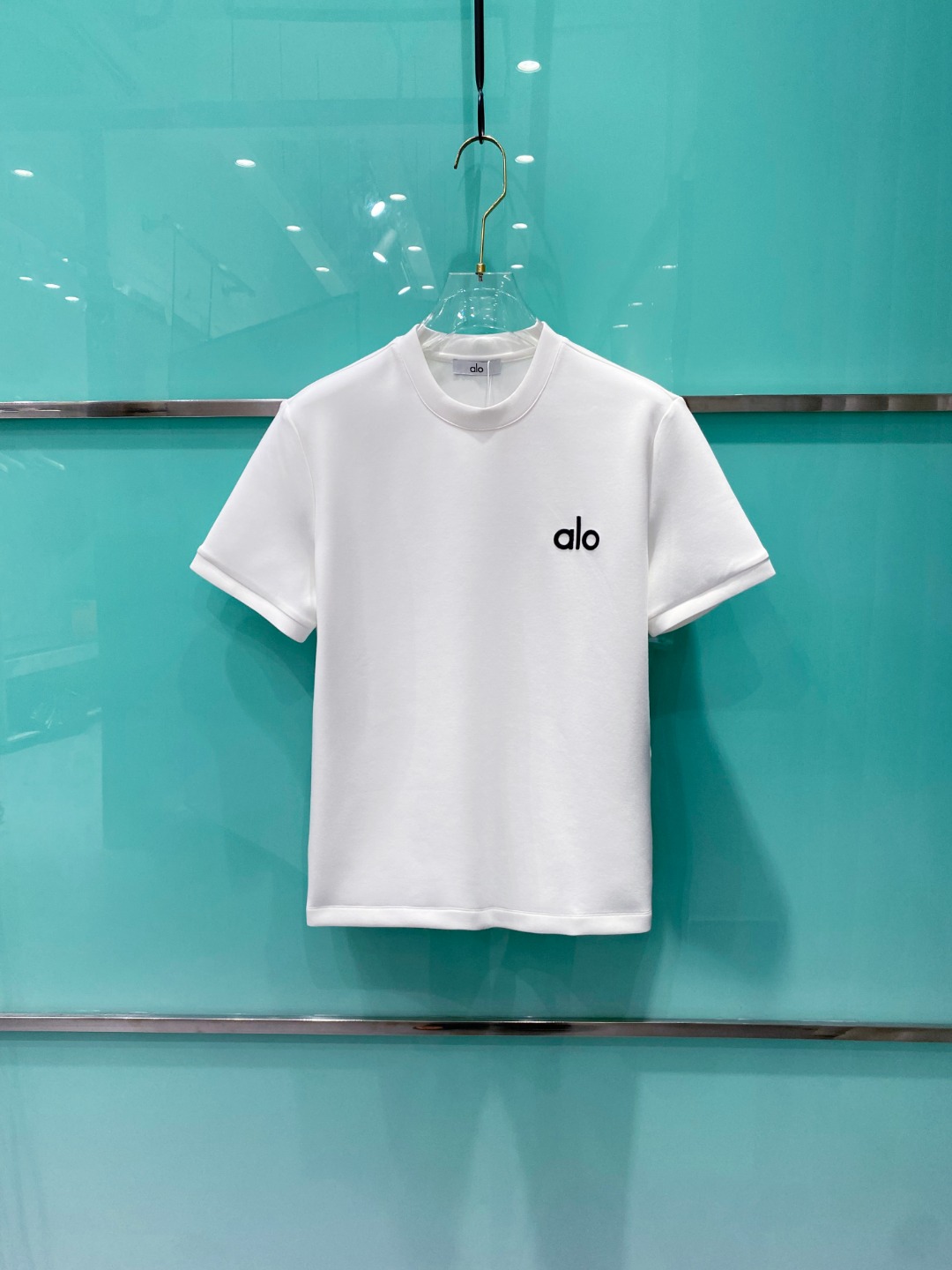 alo 2025秋冬太空棉字母刺绣logo时尚百搭打底圆领短袖衫，精致工艺面料，顶级元素融合打造，经典短