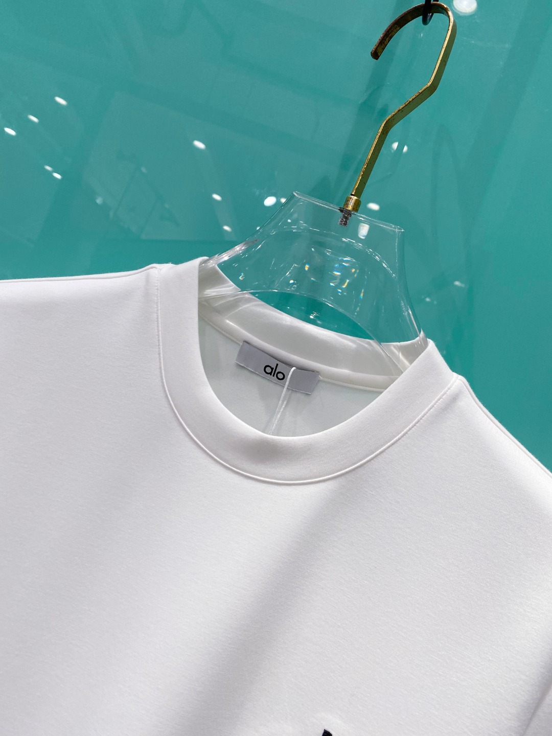 alo 2025秋冬太空棉字母刺绣logo时尚百搭打底圆领短袖衫，精致工艺面料，顶级元素融合打造，经典短