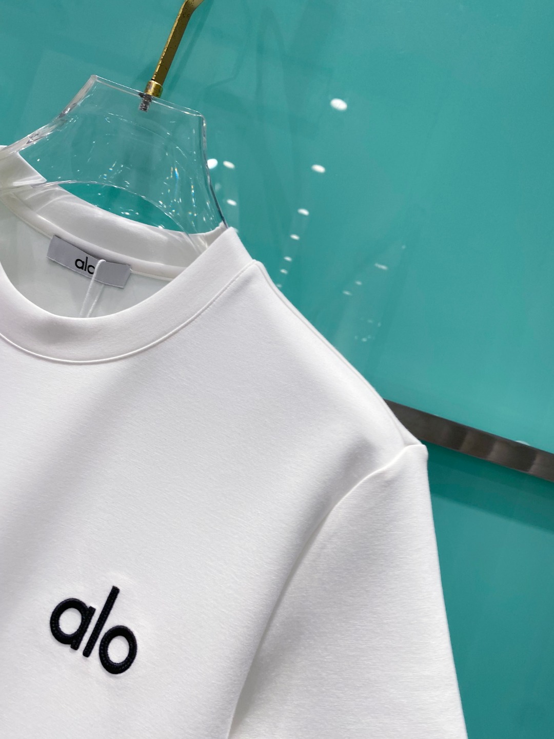 alo 2025秋冬太空棉字母刺绣logo时尚百搭打底圆领短袖衫，精致工艺面料，顶级元素融合打造，经典短