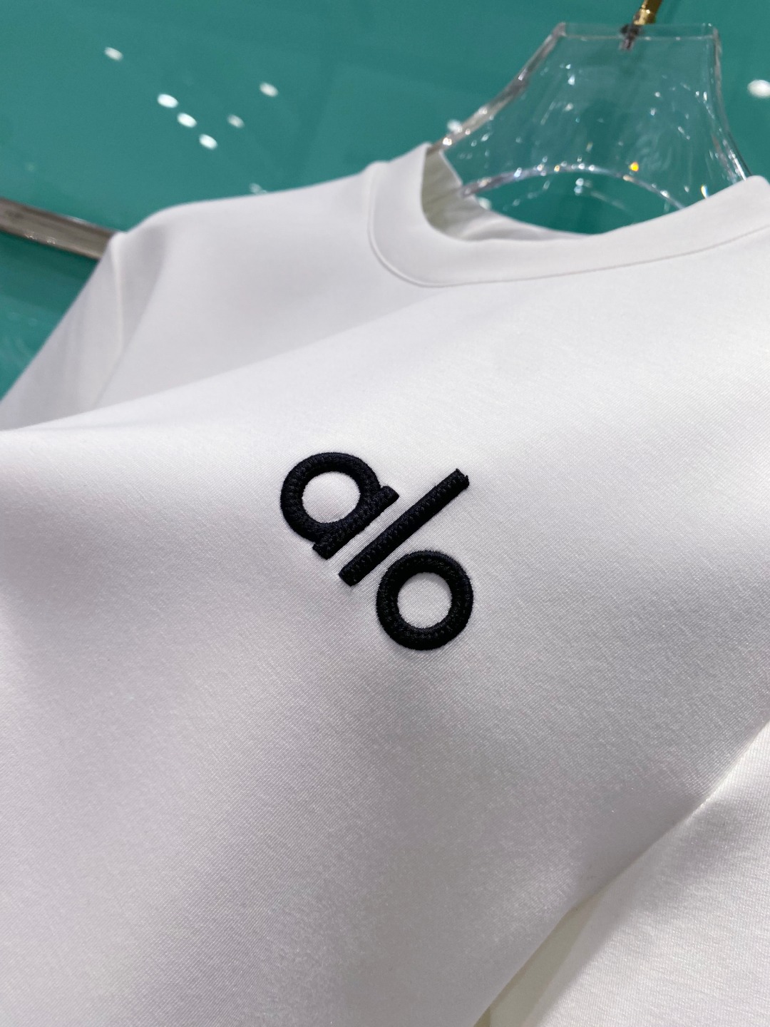 alo 2025秋冬太空棉字母刺绣logo时尚百搭打底圆领短袖衫，精致工艺面料，顶级元素融合打造，经典短