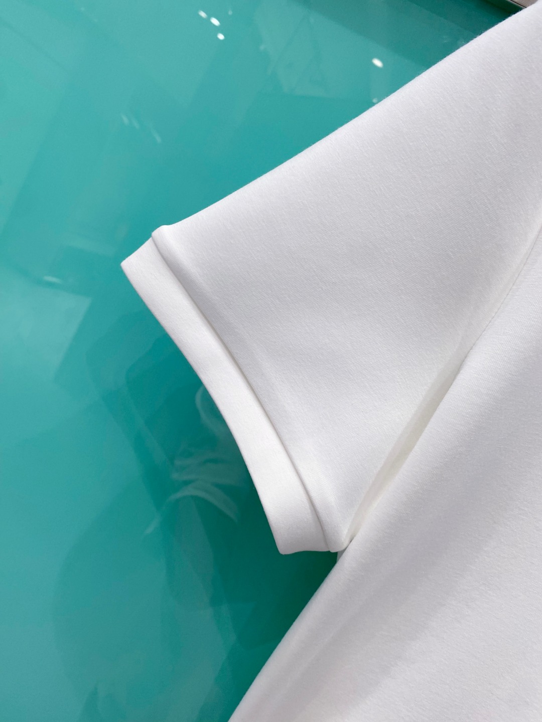 alo 2025秋冬太空棉字母刺绣logo时尚百搭打底圆领短袖衫，精致工艺面料，顶级元素融合打造，经典短