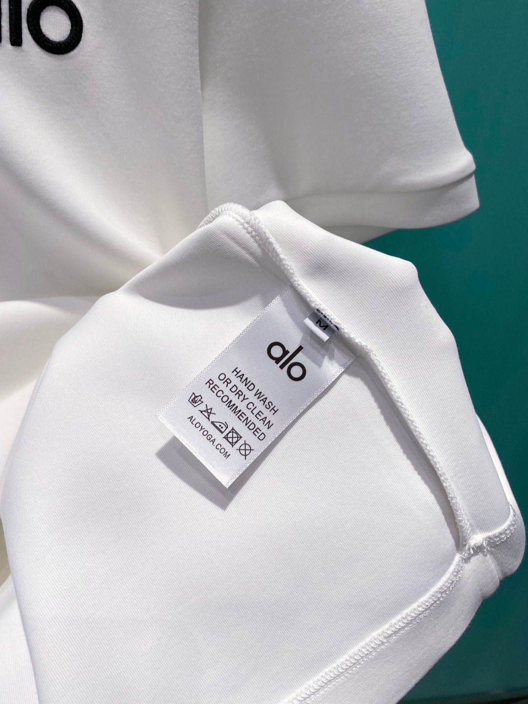 alo 2025秋冬太空棉字母刺绣logo时尚百搭打底圆领短袖衫，精致工艺面料，顶级元素融合打造，经典短