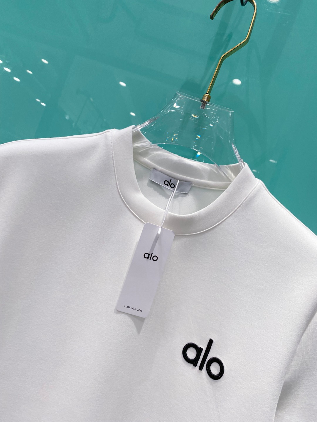 alo 2025秋冬太空棉字母刺绣logo时尚百搭打底圆领短袖衫，精致工艺面料，顶级元素融合打造，经典短