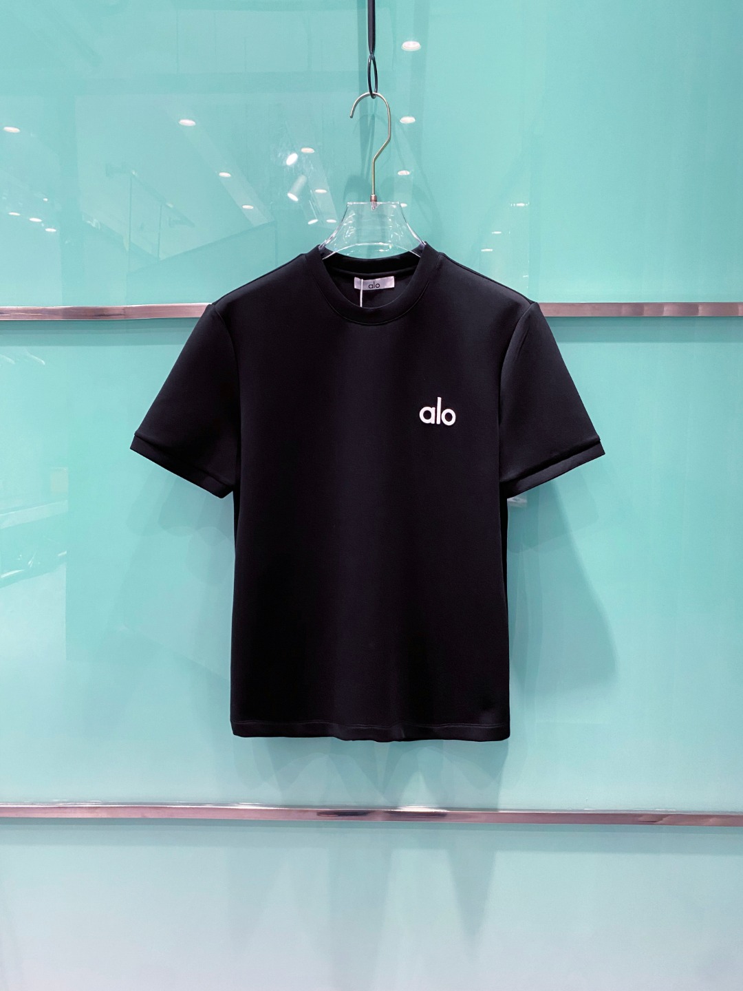 alo 2025秋冬太空棉字母刺绣logo时尚百搭打底圆领短袖衫，精致工艺面料，顶级元素融合打造，经典短