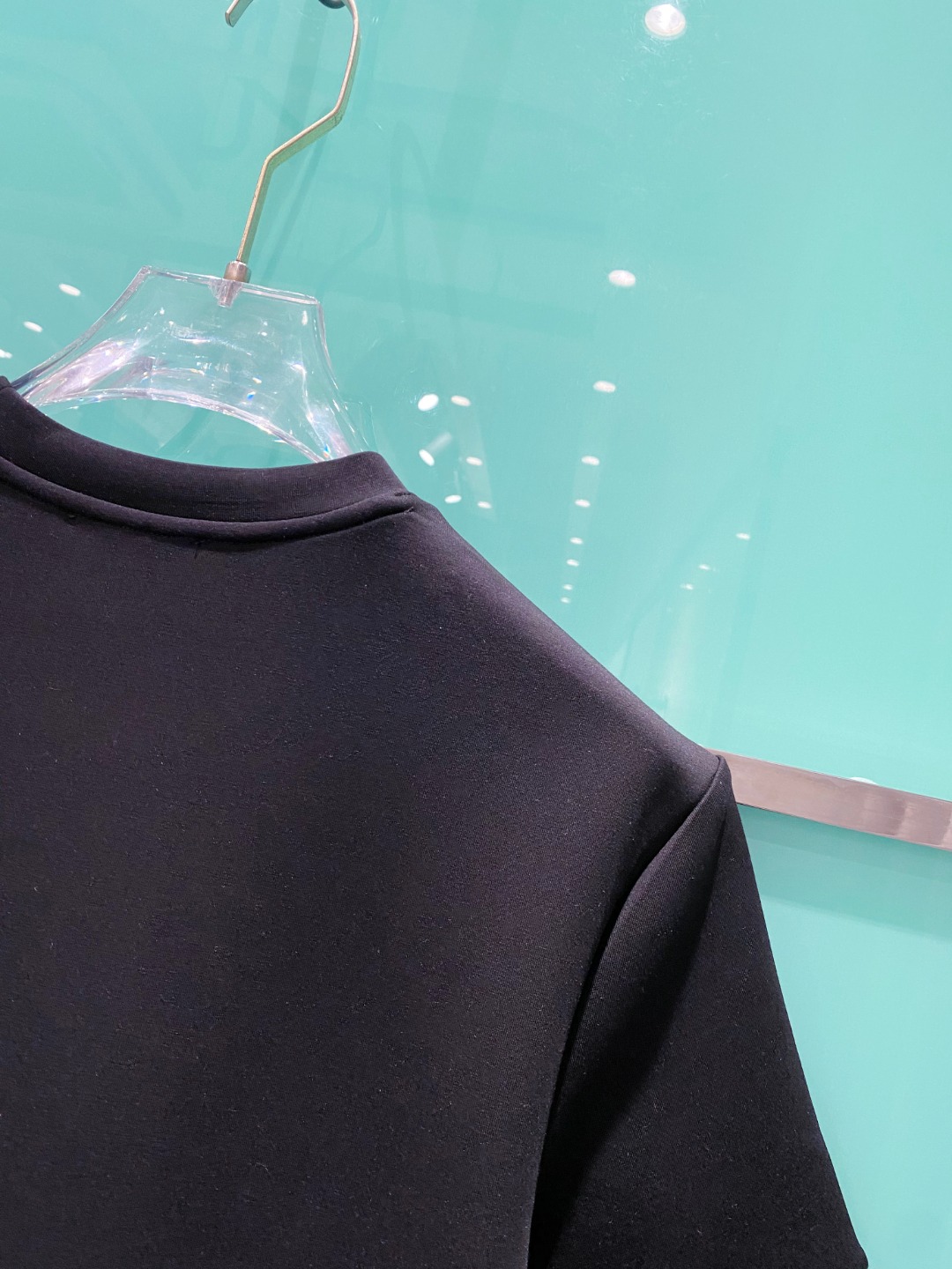 alo 2025秋冬太空棉字母刺绣logo时尚百搭打底圆领短袖衫，精致工艺面料，顶级元素融合打造，经典短