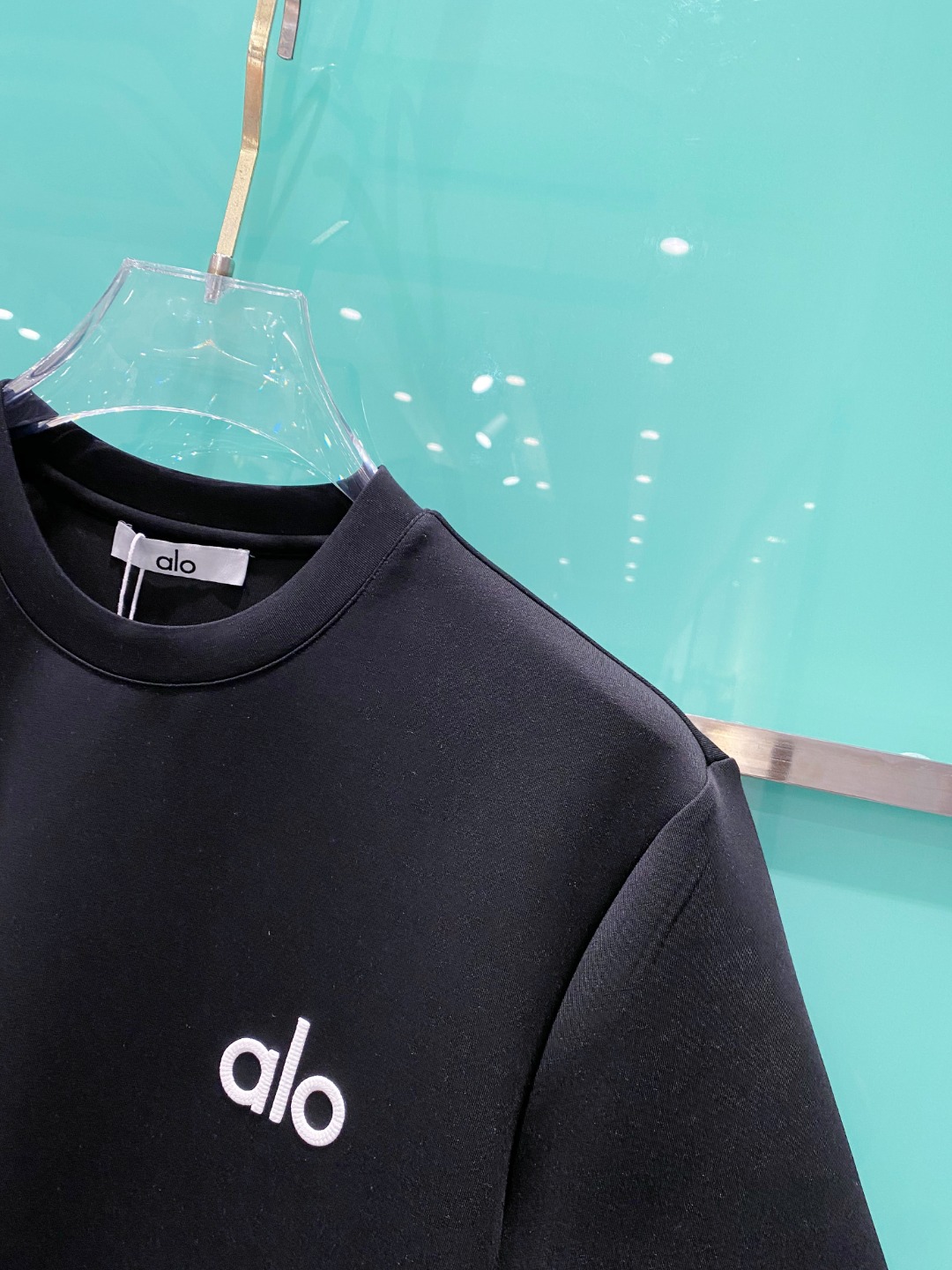 alo 2025秋冬太空棉字母刺绣logo时尚百搭打底圆领短袖衫，精致工艺面料，顶级元素融合打造，经典短