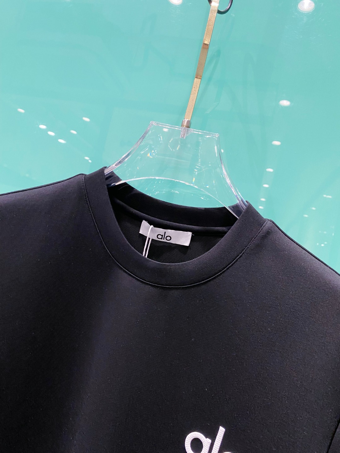 alo 2025秋冬太空棉字母刺绣logo时尚百搭打底圆领短袖衫，精致工艺面料，顶级元素融合打造，经典短