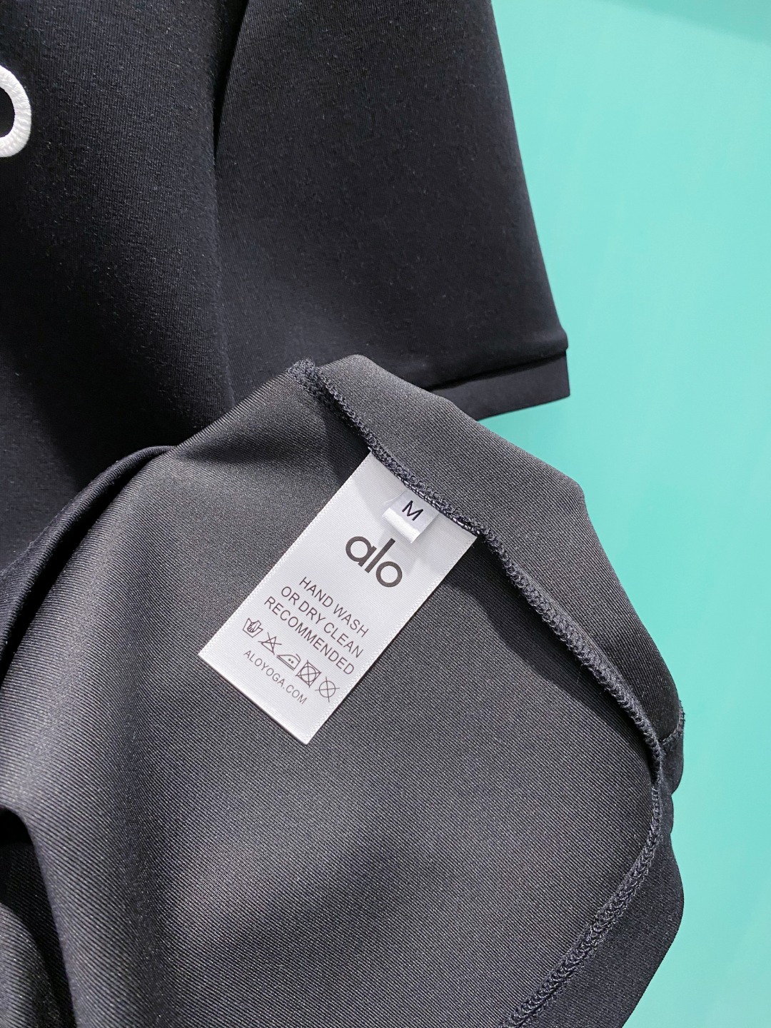 alo 2025秋冬太空棉字母刺绣logo时尚百搭打底圆领短袖衫，精致工艺面料，顶级元素融合打造，经典短