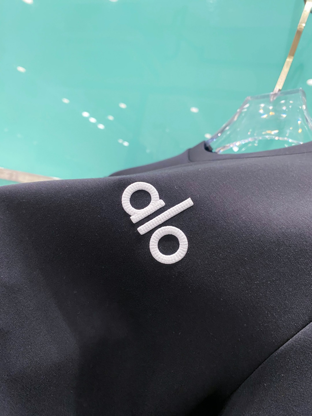 alo 2025秋冬太空棉字母刺绣logo时尚百搭打底圆领短袖衫，精致工艺面料，顶级元素融合打造，经典短