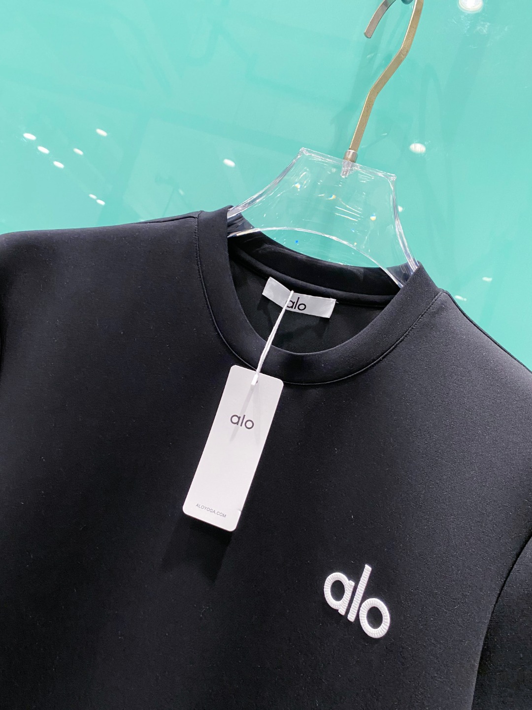 alo 2025秋冬太空棉字母刺绣logo时尚百搭打底圆领短袖衫，精致工艺面料，顶级元素融合打造，经典短