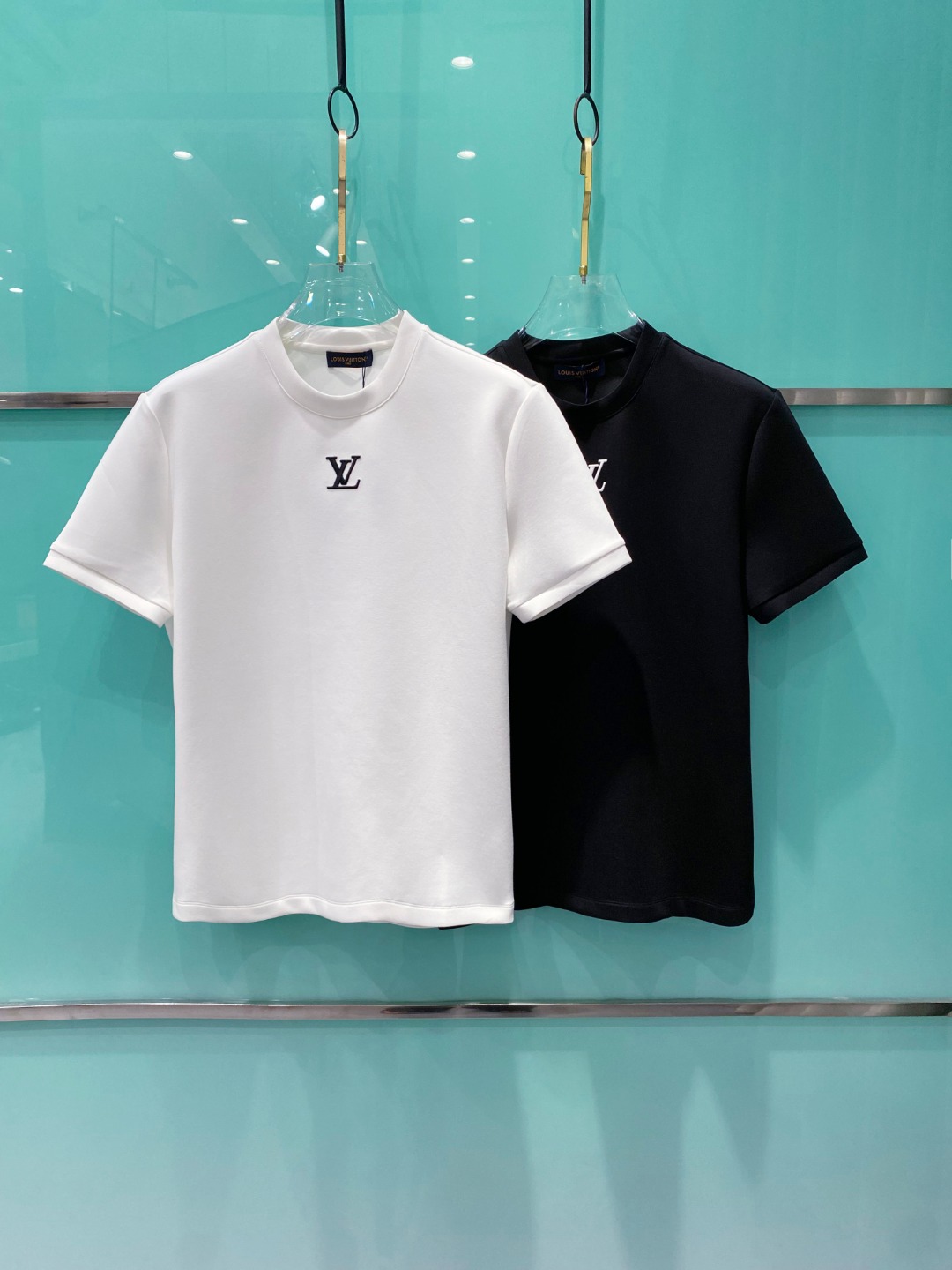 LV 2025秋冬太空棉字母刺绣logo时尚百搭打底圆领短袖衫，精致工艺面料，顶级元素融合打造，经典短袖