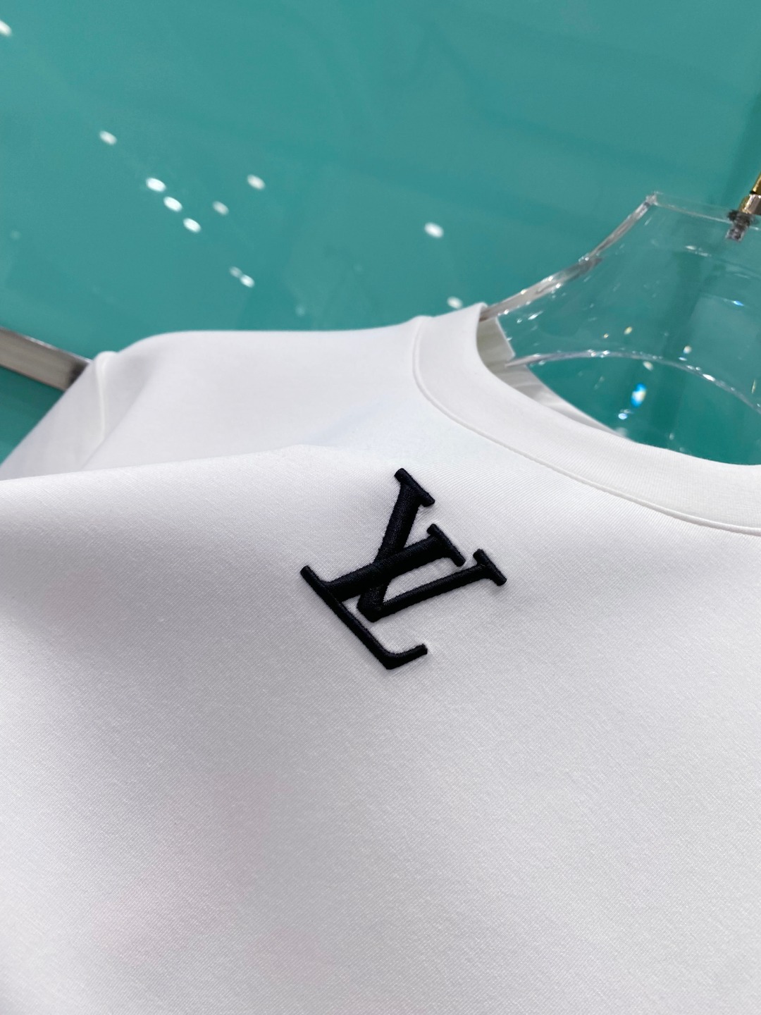 LV 2025秋冬太空棉字母刺绣logo时尚百搭打底圆领短袖衫，精致工艺面料，顶级元素融合打造，经典短袖