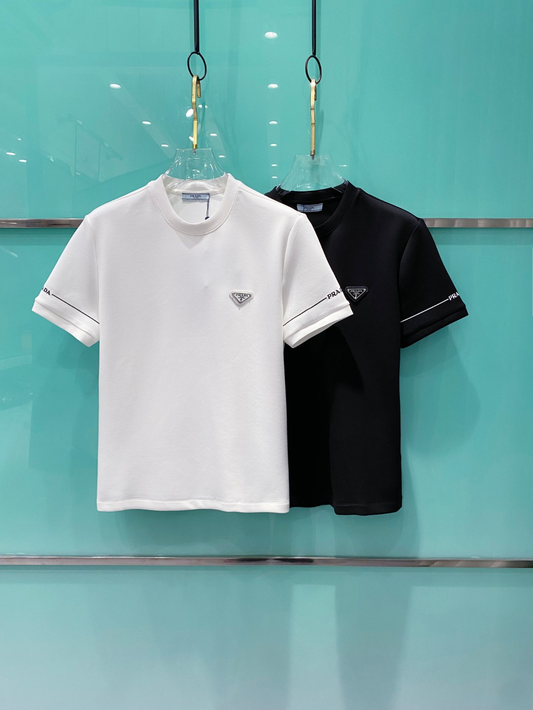 Pra#da普拉达2025秋冬太空棉字母刺绣logo时尚百搭打底圆领短袖衫，精致工艺面料，顶级元素融合打