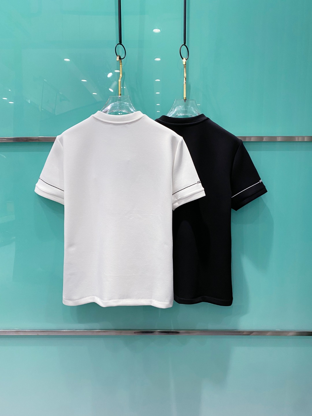 Pra#da普拉达2025秋冬太空棉字母刺绣logo时尚百搭打底圆领短袖衫，精致工艺面料，顶级元素融合打