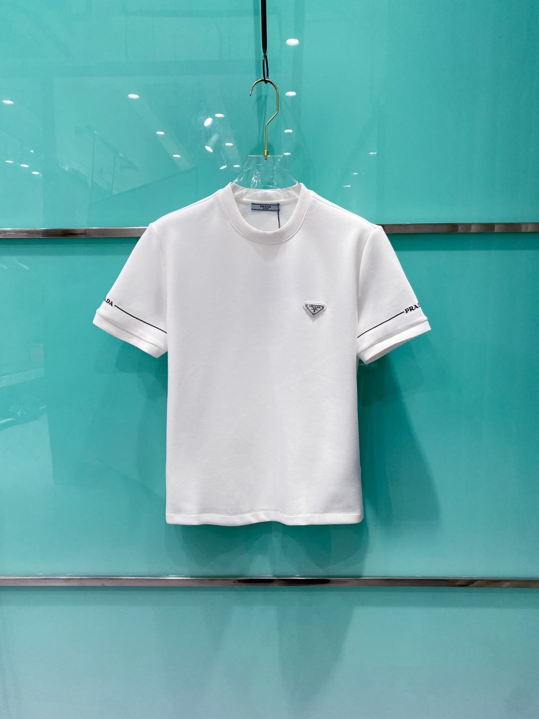 Pra#da普拉达2025秋冬太空棉字母刺绣logo时尚百搭打底圆领短袖衫，精致工艺面料，顶级元素融合打