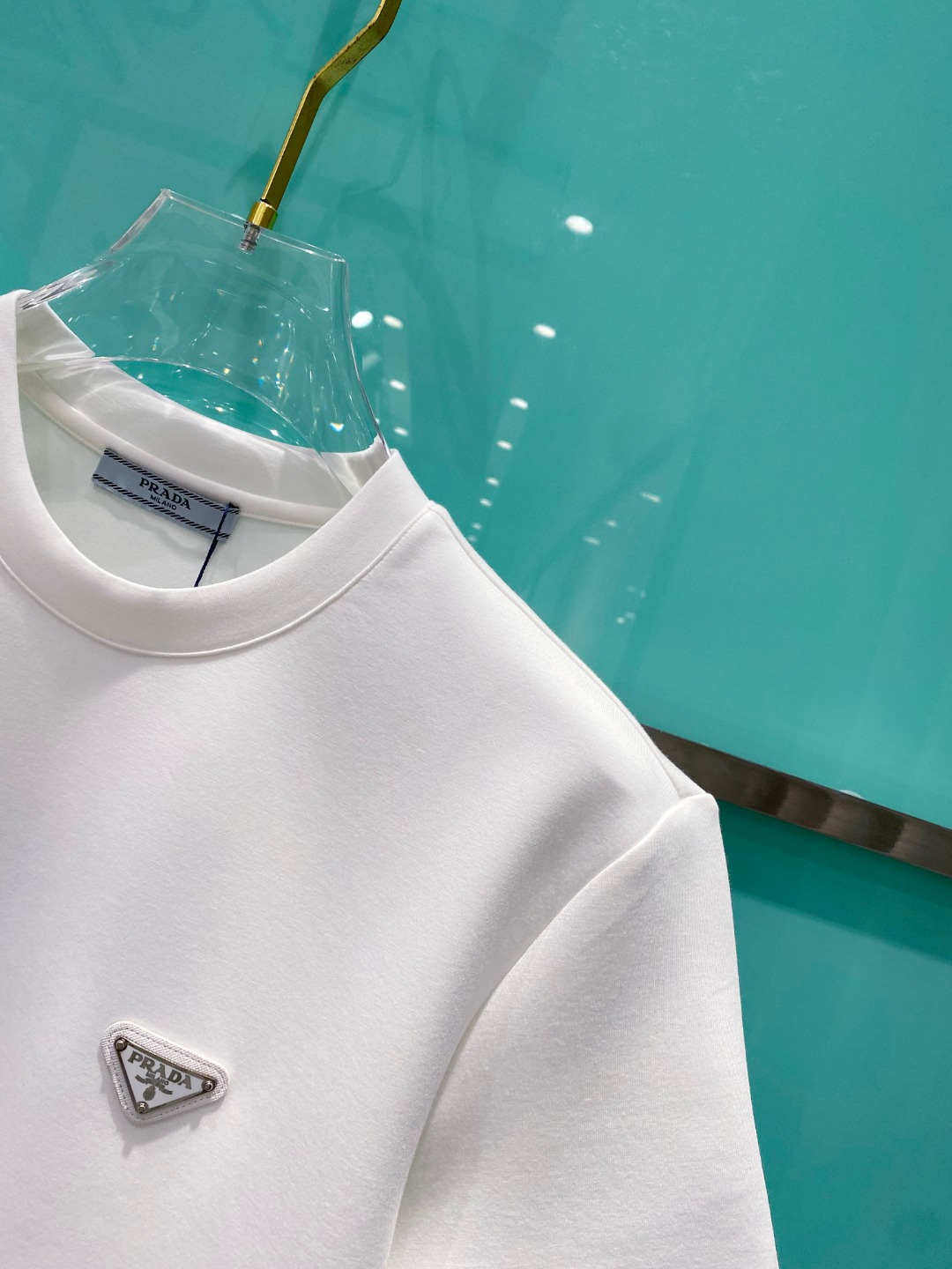 Pra#da普拉达2025秋冬太空棉字母刺绣logo时尚百搭打底圆领短袖衫，精致工艺面料，顶级元素融合打