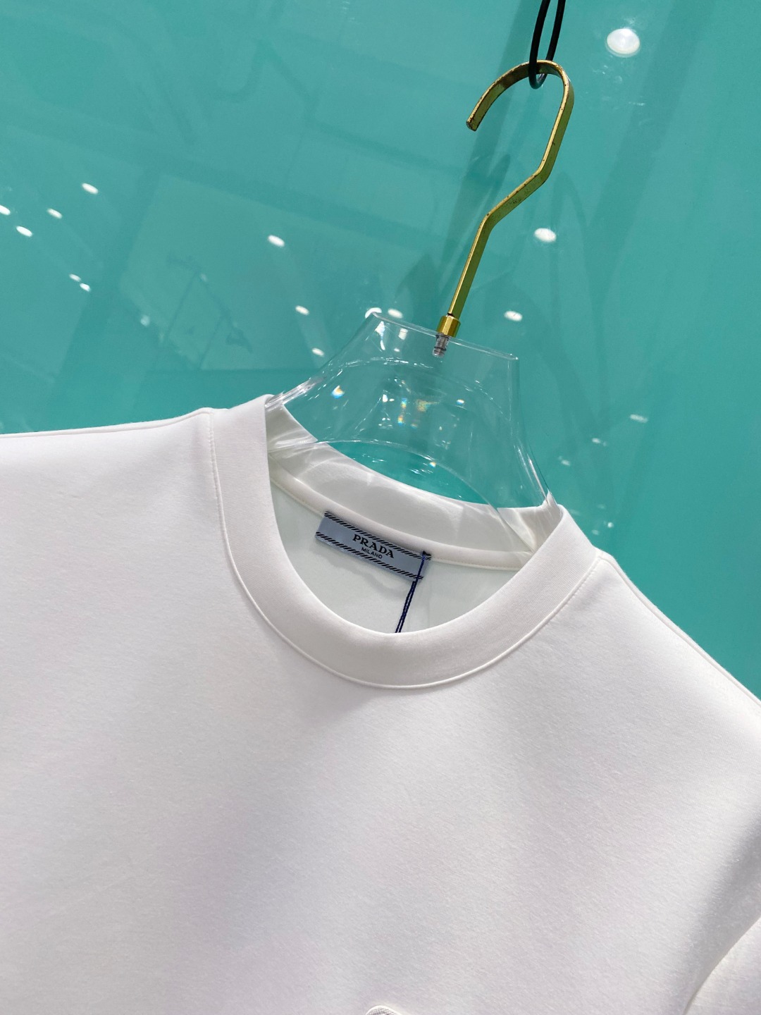 Pra#da普拉达2025秋冬太空棉字母刺绣logo时尚百搭打底圆领短袖衫，精致工艺面料，顶级元素融合打