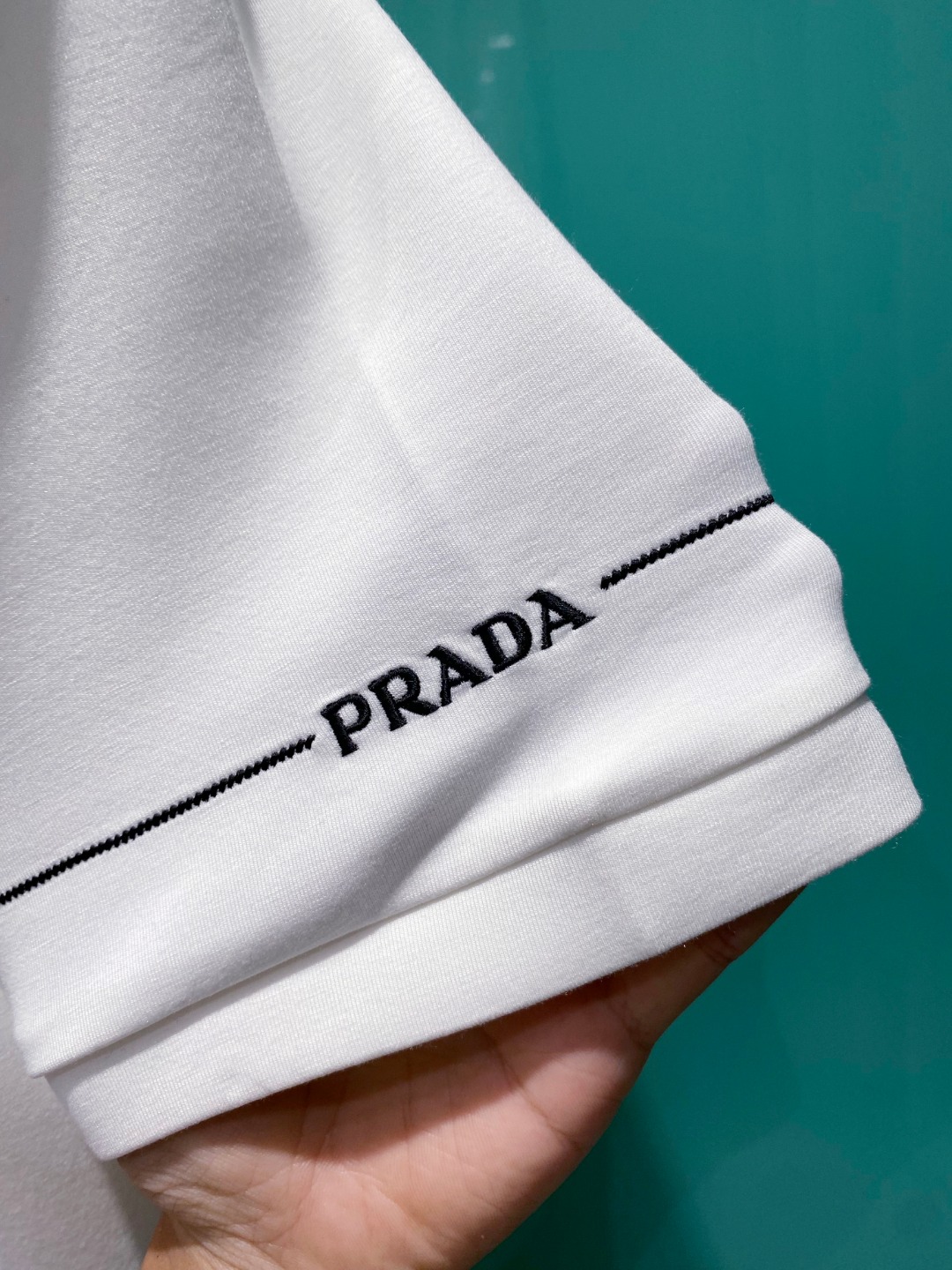 Pra#da普拉达2025秋冬太空棉字母刺绣logo时尚百搭打底圆领短袖衫，精致工艺面料，顶级元素融合打