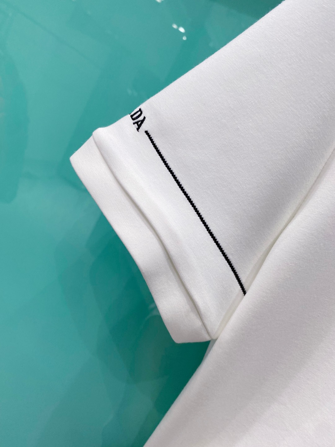 Pra#da普拉达2025秋冬太空棉字母刺绣logo时尚百搭打底圆领短袖衫，精致工艺面料，顶级元素融合打