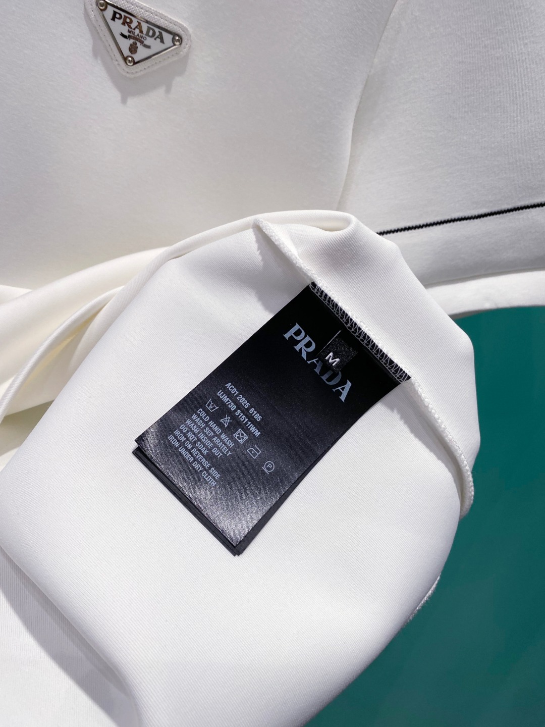 Pra#da普拉达2025秋冬太空棉字母刺绣logo时尚百搭打底圆领短袖衫，精致工艺面料，顶级元素融合打