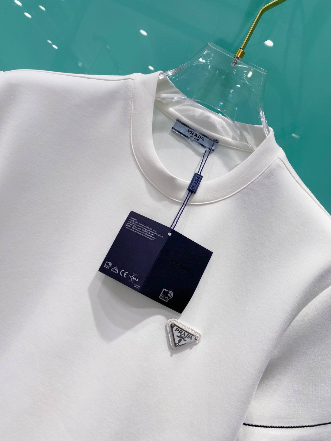 Pra#da普拉达2025秋冬太空棉字母刺绣logo时尚百搭打底圆领短袖衫，精致工艺面料，顶级元素融合打