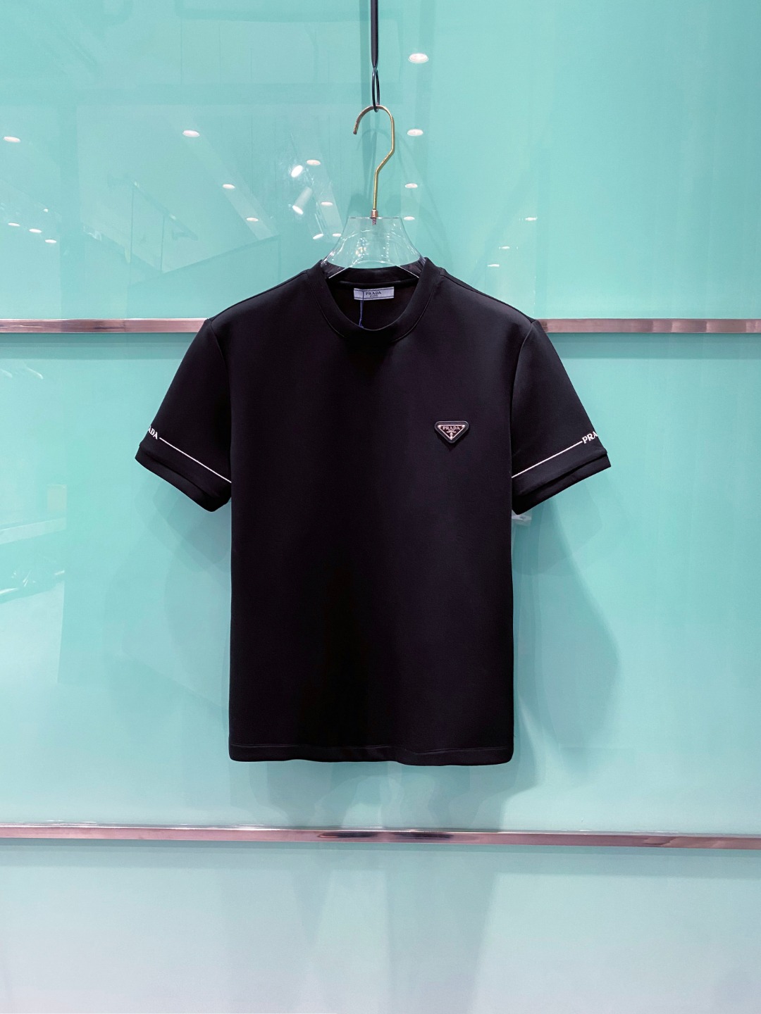 Pra#da普拉达2025秋冬太空棉字母刺绣logo时尚百搭打底圆领短袖衫，精致工艺面料，顶级元素融合打