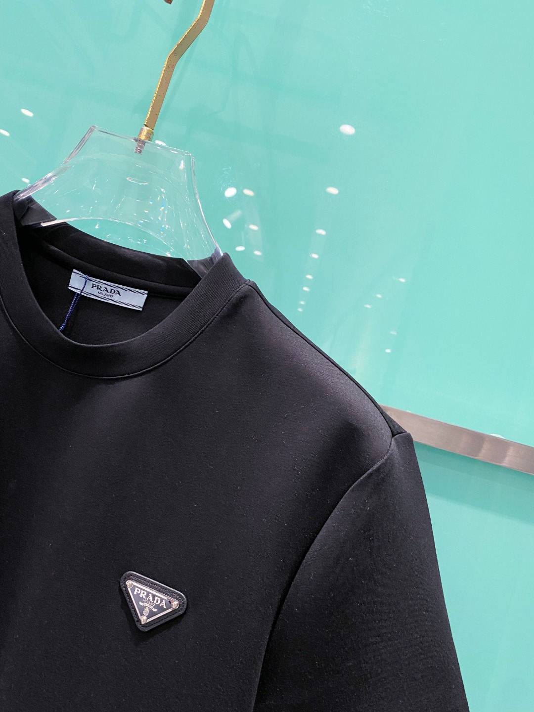 Pra#da普拉达2025秋冬太空棉字母刺绣logo时尚百搭打底圆领短袖衫，精致工艺面料，顶级元素融合打