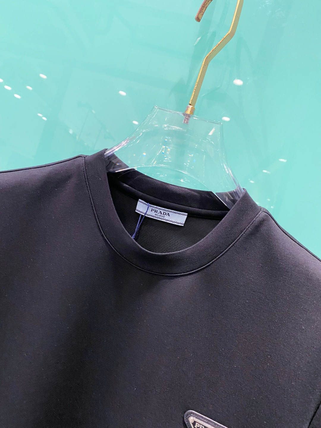 Pra#da普拉达2025秋冬太空棉字母刺绣logo时尚百搭打底圆领短袖衫，精致工艺面料，顶级元素融合打