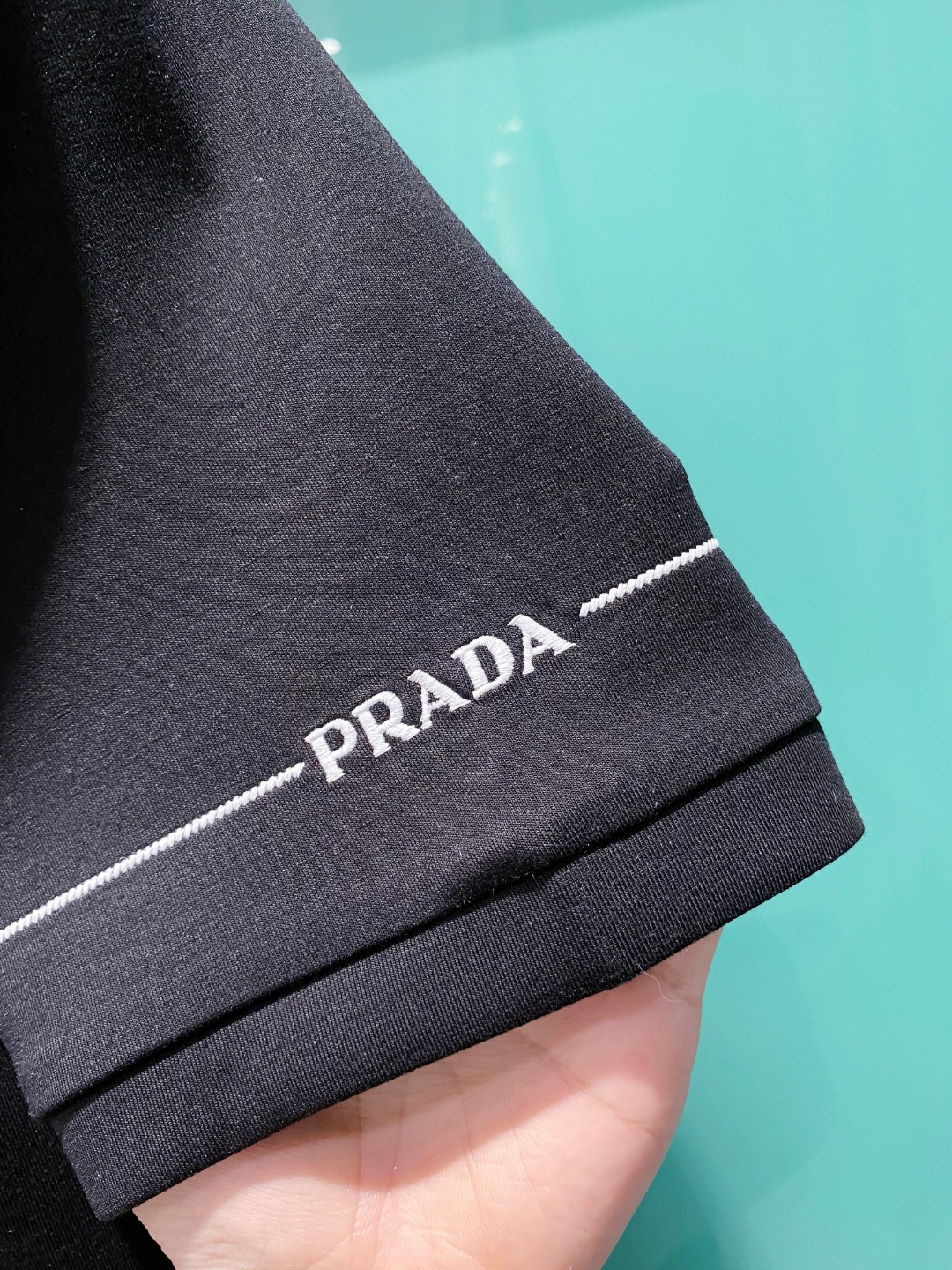 Pra#da普拉达2025秋冬太空棉字母刺绣logo时尚百搭打底圆领短袖衫，精致工艺面料，顶级元素融合打