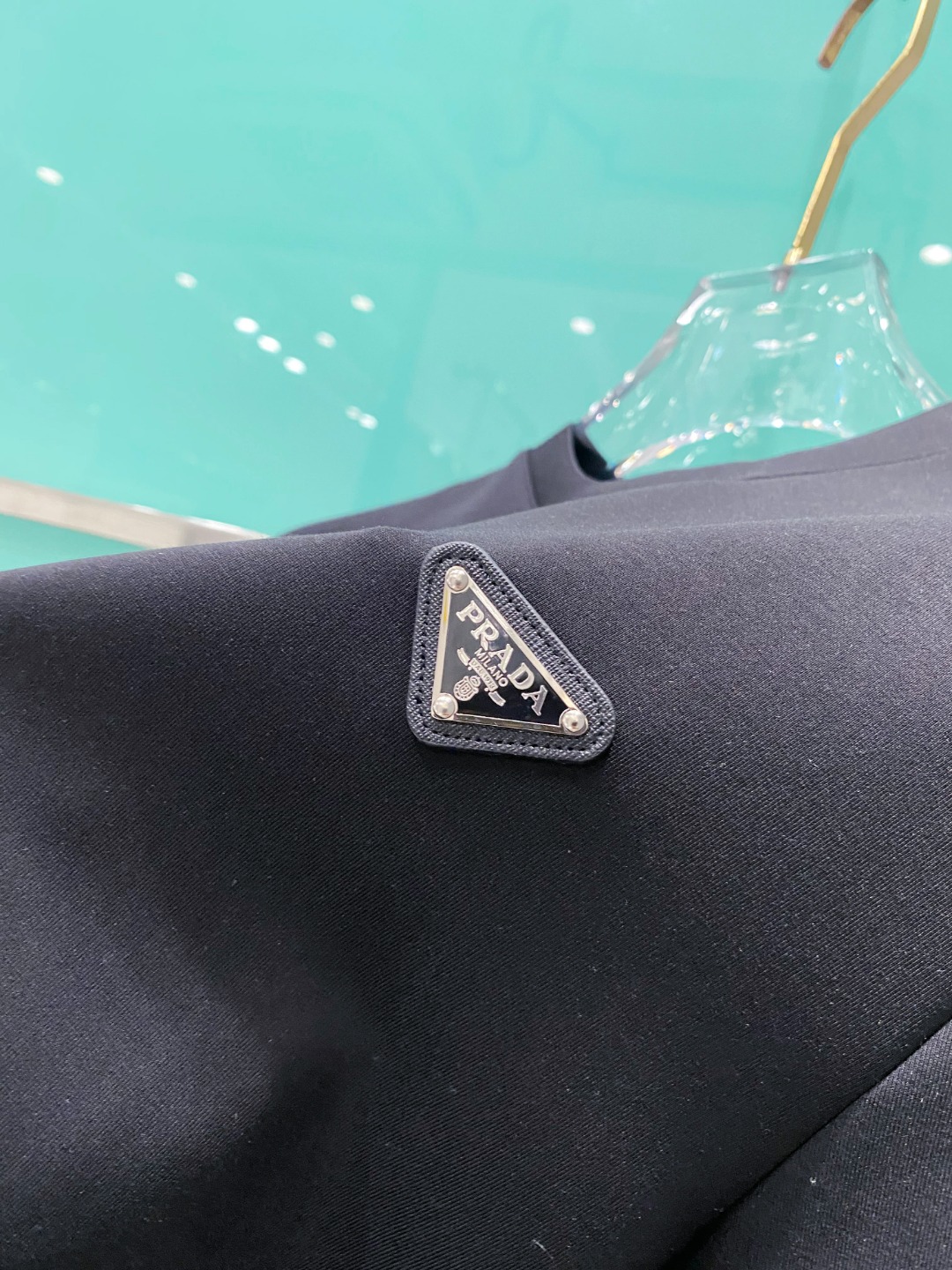 Pra#da普拉达2025秋冬太空棉字母刺绣logo时尚百搭打底圆领短袖衫，精致工艺面料，顶级元素融合打