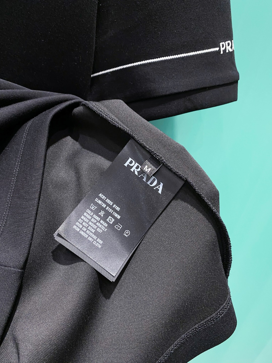 Pra#da普拉达2025秋冬太空棉字母刺绣logo时尚百搭打底圆领短袖衫，精致工艺面料，顶级元素融合打