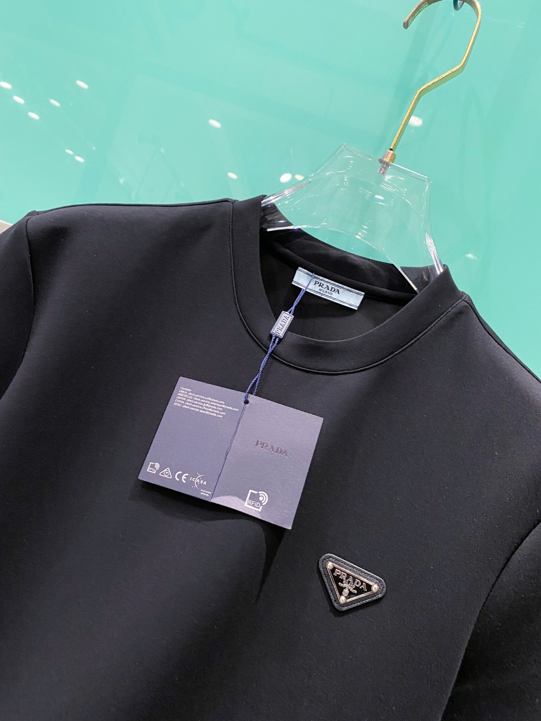 Pra#da普拉达2025秋冬太空棉字母刺绣logo时尚百搭打底圆领短袖衫，精致工艺面料，顶级元素融合打
