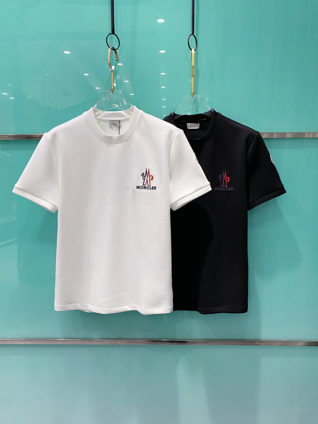 MON#CLER 蒙口 2025秋冬太空棉字母刺绣logo时尚百搭打底圆领短袖衫，精致工艺面料，顶级元素
