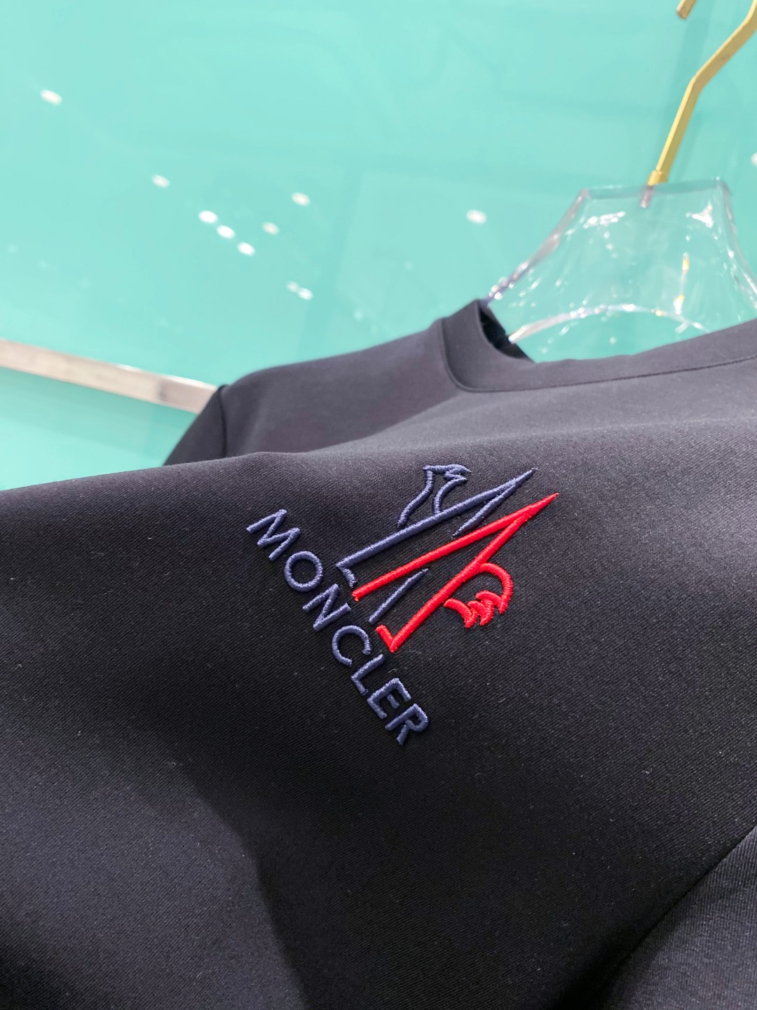 MON#CLER 蒙口 2025秋冬太空棉字母刺绣logo时尚百搭打底圆领短袖衫，精致工艺面料，顶级元素
