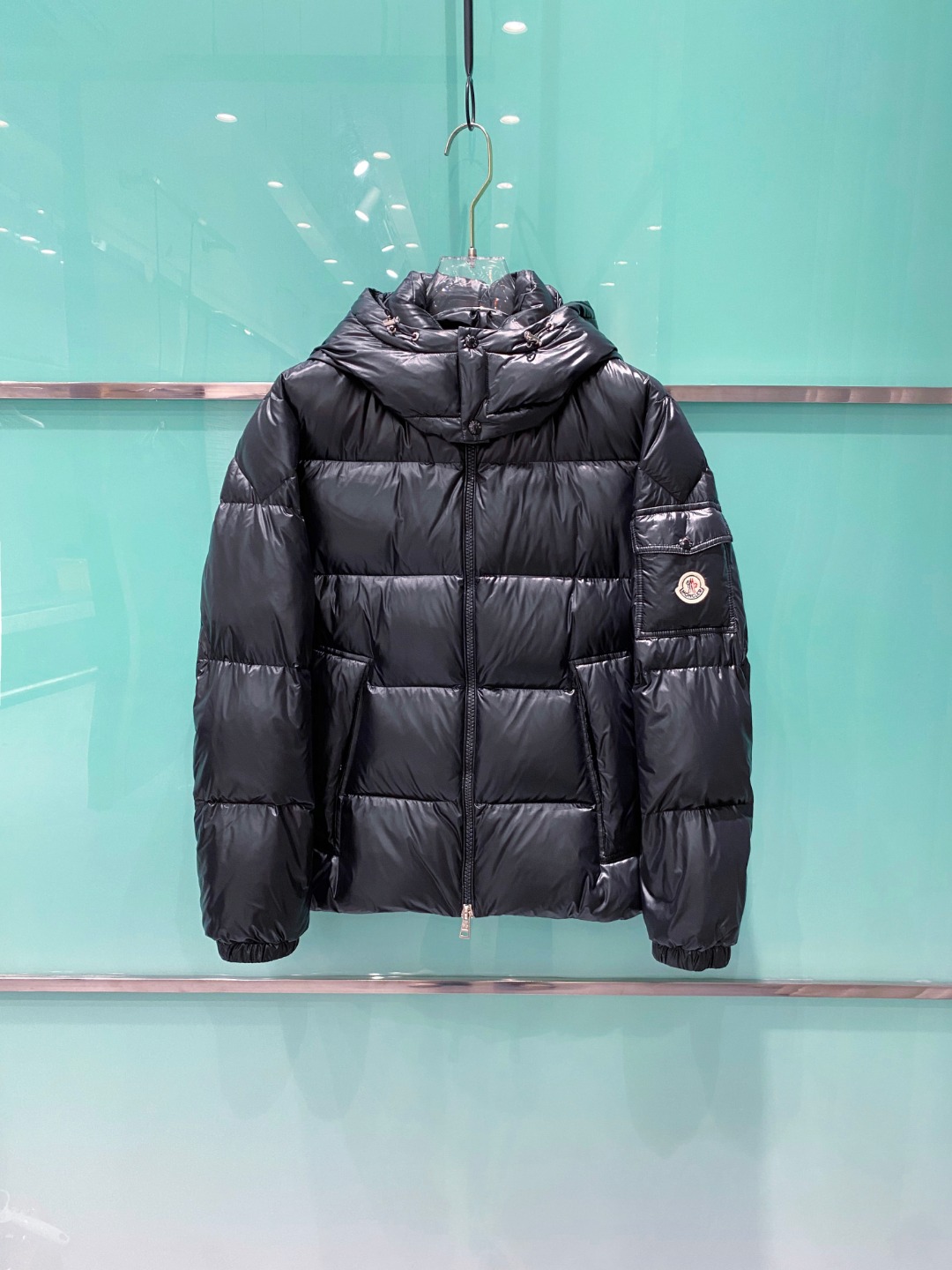 NO:681741,Moncler 2025 autumn and winter new products are released, Moncler's latest glossy down is shipped, the cabinets are synchronized, the fabrics and accessories are all customized, the hat is removable, the fabric coating has a stocky feel, a small dark grid texture, a super texture, the new national standard 95 white duck down is filled inside, the fluffiness is strong, all details are perfectly restored, the size is 1-5 (48-56),,Moncler,down jacket,hats,19860909Moncler 蒙口2025秋冬新品发布,蒙口最新款亮光羽绒出货,柜上同步,面料及辅料全部订制,帽子可脱卸,面料涂层有股感,小暗格纹理,质感超强,内里填充新国标95白鸭绒,蓬松感极强,全部细节完美还原,码数1-5码（48-56）,,Moncler,down jacket,hats,,Men's clothing