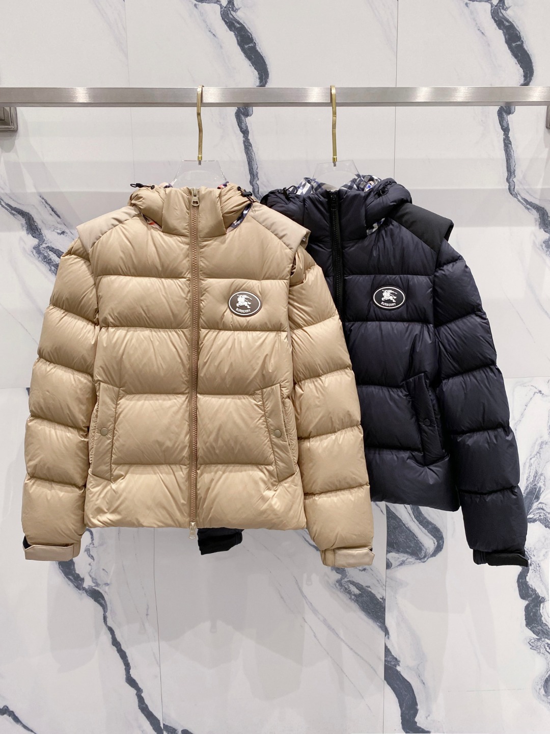 爆款羽绒服 BURBERRY巴宝莉 2025新款羽绒服秀场新品，袖子可拆卸，一衣两穿。品相非常完美，专柜