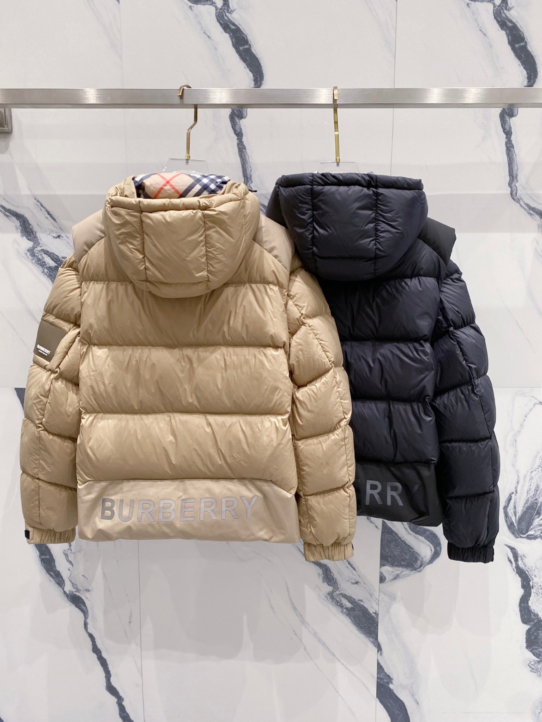 爆款羽绒服 BURBERRY巴宝莉 2025新款羽绒服秀场新品，袖子可拆卸，一衣两穿。品相非常完美，专柜