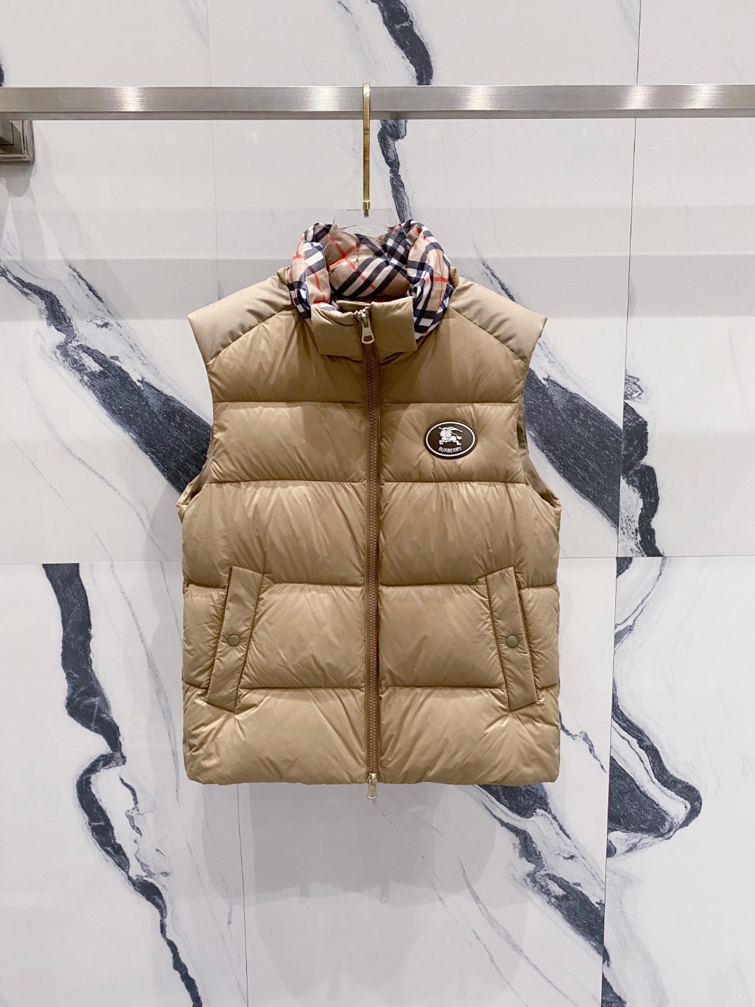 爆款羽绒服 BURBERRY巴宝莉 2025新款羽绒服秀场新品，袖子可拆卸，一衣两穿。品相非常完美，专柜