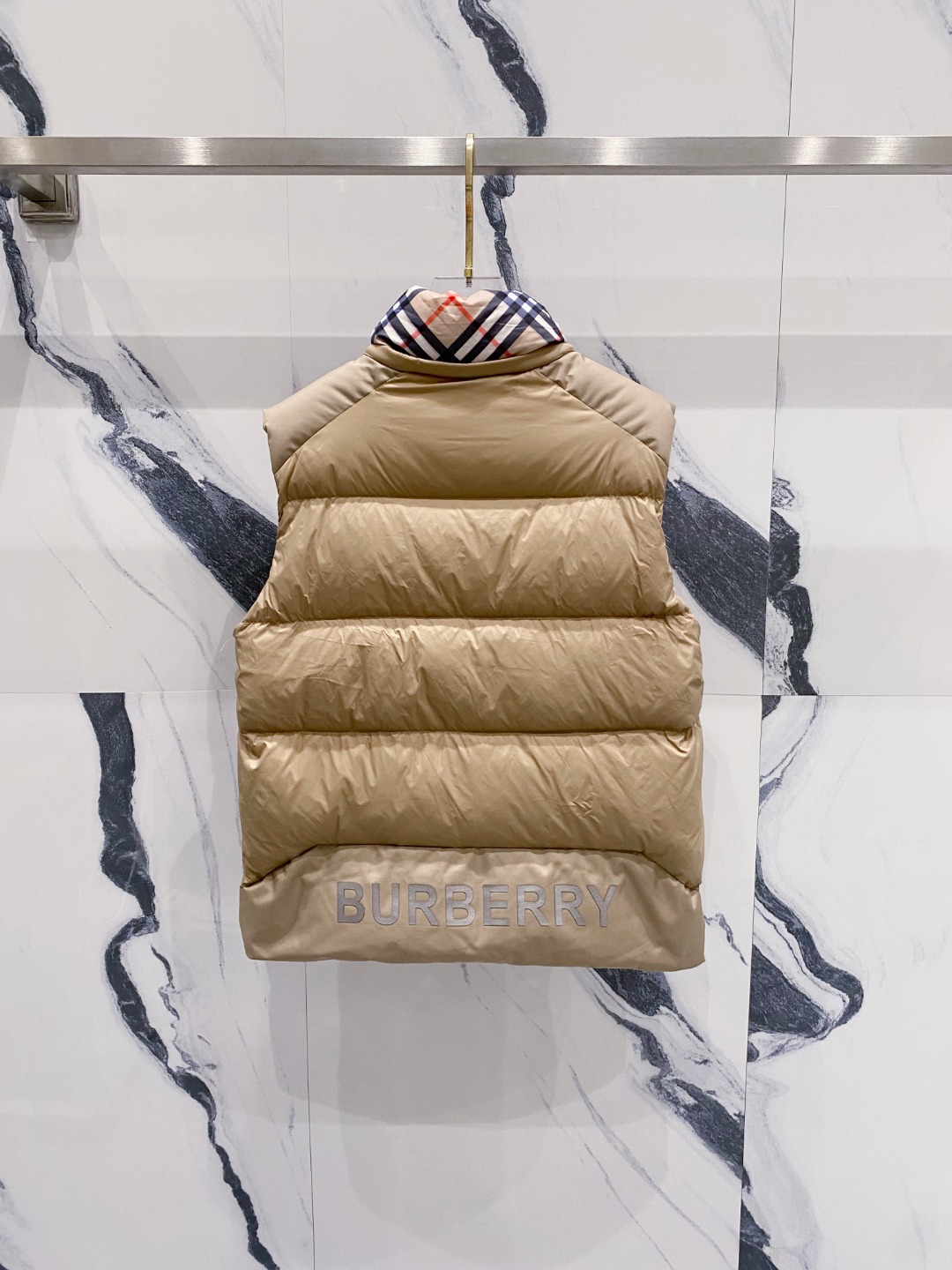 爆款羽绒服 BURBERRY巴宝莉 2025新款羽绒服秀场新品，袖子可拆卸，一衣两穿。品相非常完美，专柜