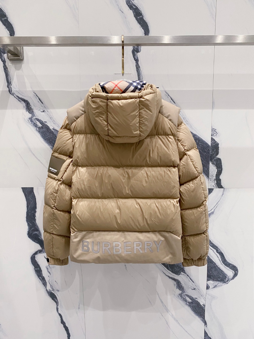 爆款羽绒服 BURBERRY巴宝莉 2025新款羽绒服秀场新品，袖子可拆卸，一衣两穿。品相非常完美，专柜